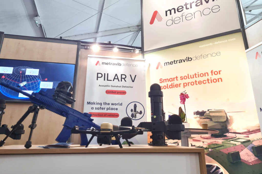 Coupling of the NX70 and the PILAR V system showcased on the METRAVIB Defence stand